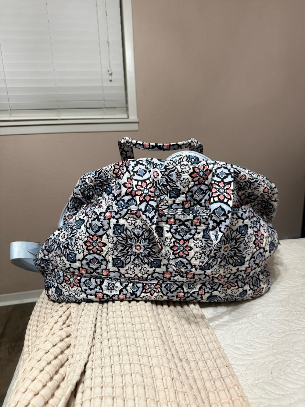 Vera Bradley large Weekender Bag - Picture 2 of 6